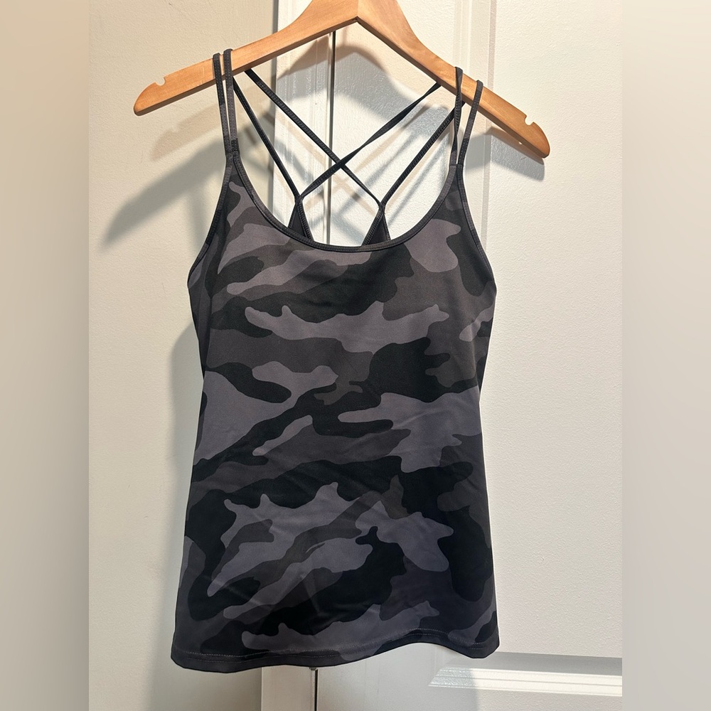 Old Navy active go dry gray‎ camo tank built-in bra medium